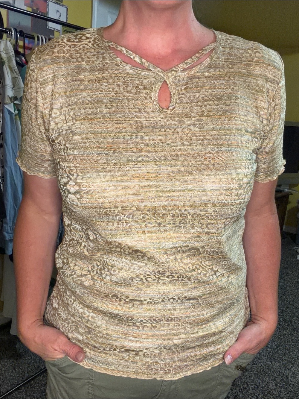 Alfred Dunner Short-Sleeve Keyhole Tee in Shimmery Gold Print Size M